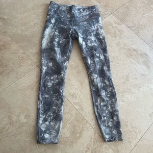 Athleta Powervita 7/8 length Tye-Dye Grey/White Women's Leggings Very Good shape